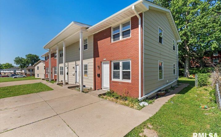Pictures of Multifamily property located at 2704 Magnolia Drive, Bettendorf, IA 52722 for sales - image #1