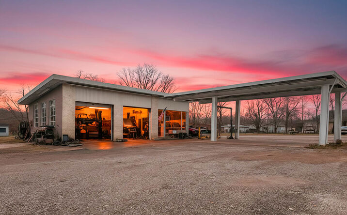 Pictures of Retail property located at 608 E Main St, Willow Springs, MO 65793 for sales - image #1