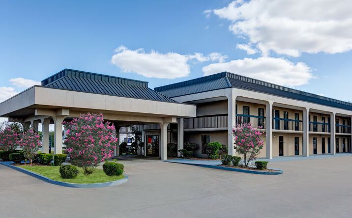 Pictures of Hospitality property located at 2701 US-82, Greenville, MS 38703 for sales - image #1