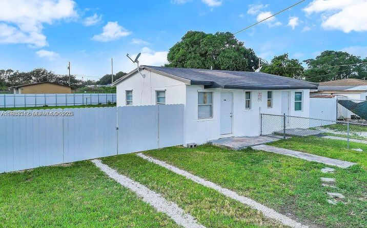Pictures of Multifamily property located at 26540 SW 1 38 th ct, Homestead, FL 33032 for sales - image #1