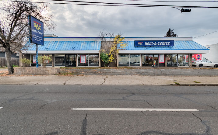 Pictures of Retail property located at 925 N Central Ave, Medford, OR 97501 for sales - image #1