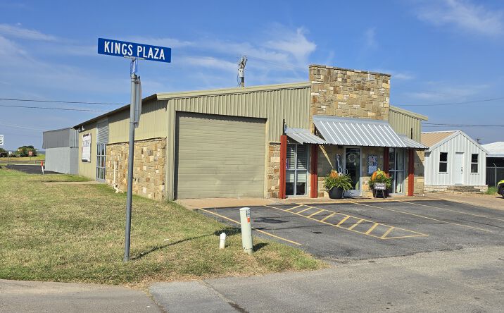 Pictures of Retail property located at 206 Kings Plaza, Granbury, TX 76049 for sales - image #1