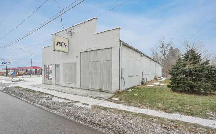 Pictures of Retail property located at 3321 E 14th St, Des Moines, IA 50316 for sales - image #1