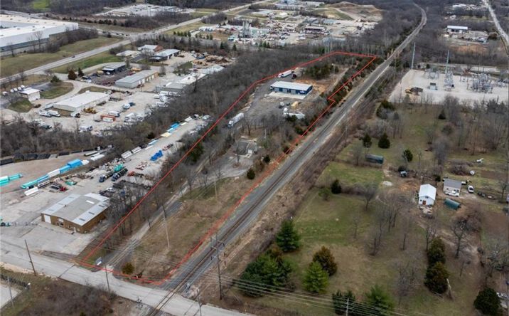 Pictures of Industrial, Retail property located at 814 SE Sunny School Circle, Blue Springs, MO 64014 for sales - image #1