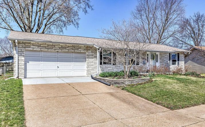 Pictures of Multifamily property located at 2034 Mantilla Ln, Florissant, MO 63031 for sales - image #1