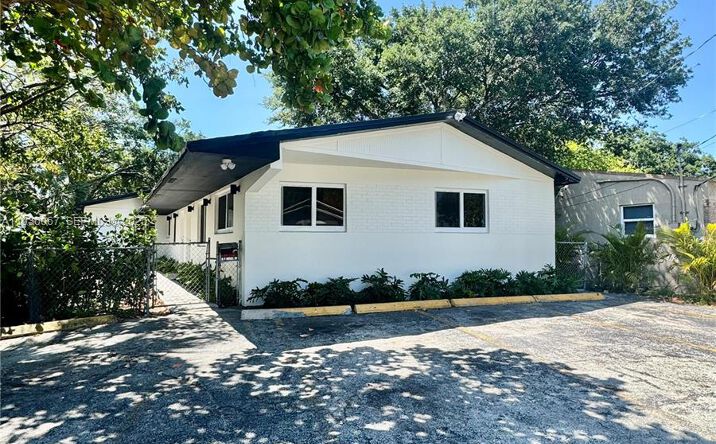 Pictures of Multifamily property located at 111 NW 7th Ave, Dania Beach, FL 33004 for sales - image #1