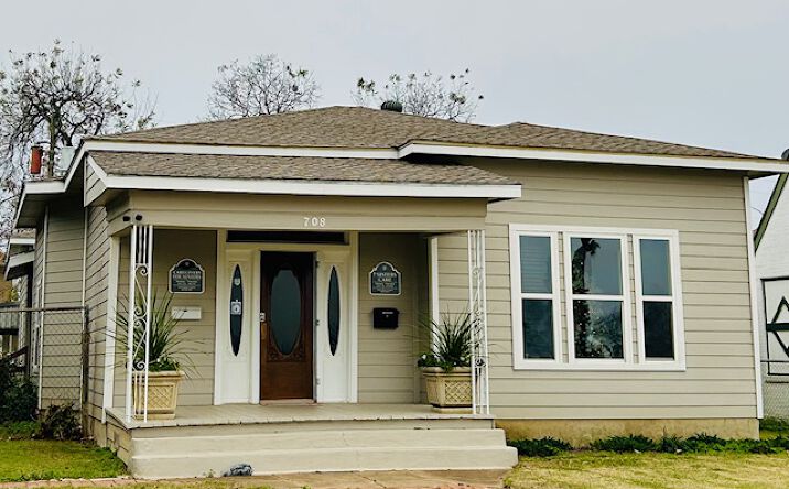 Pictures of Office property located at 708 W Main St, Denison, TX 75020 for sales - image #1