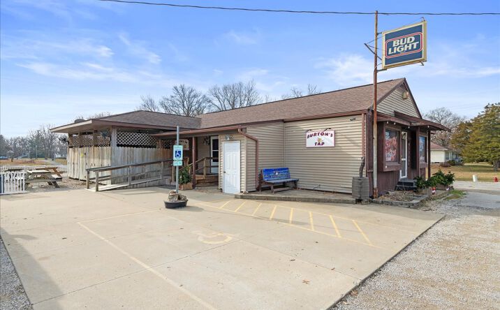 Pictures of Retail property located at 104 W Taylorville Road, Taylorville, IL 62568 for sales - image #1
