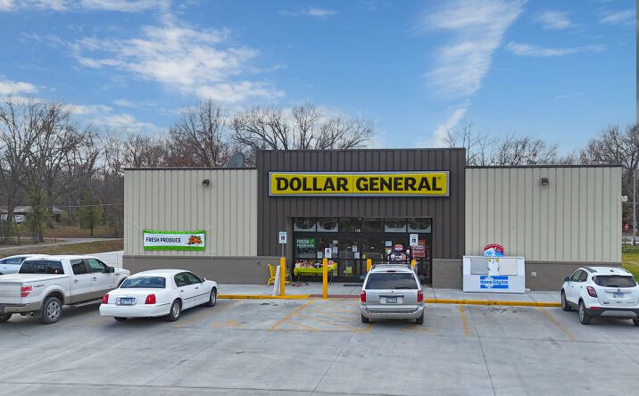 Pictures of Retail property located at 905 S Victor St, Christopher, IL 62822 for sales - image #1