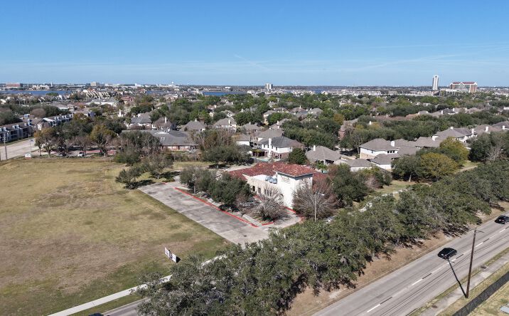 Pictures of Office, Retail property located at 2622 Marina Bay Dr, League City, TX 77573 for sales - image #1