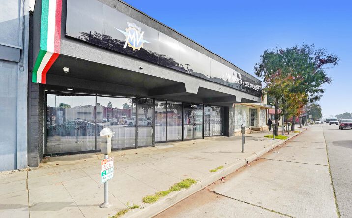 Pictures of Retail property located at 2011 - 2013 Lincoln Blvd, Santa Monica, CA 90405 for sales - image #1
