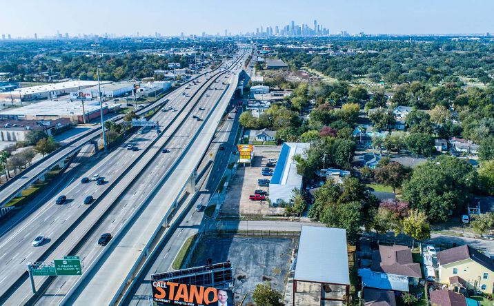 Pictures of Retail property located at 6647 Gulf Freeway, Houston, TX 77087 for sales - image #1