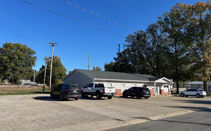 Pictures of Office, Retail property located at 901 E Main Cross Street, Taylorville, IL 62568 for sales - image #1