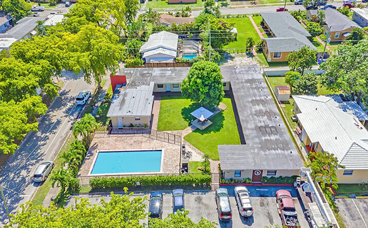 Pictures of Multifamily property located at 2010 Dewey St, Hollywood, FL 33020 for sales - image #1