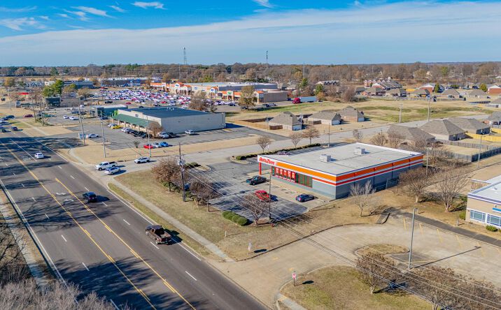 Pictures of Retail property located at 3770 Goodman Rd W, Horn Lake, MS 38637 for sales - image #1