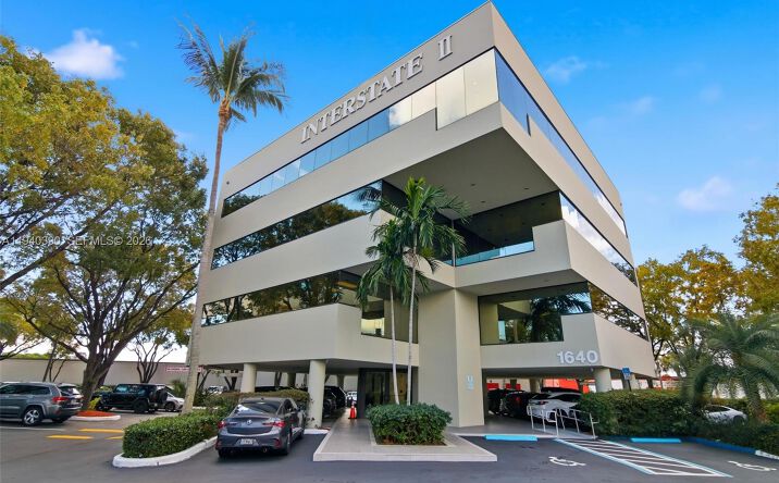 Pictures of Office, Multifamily property located at 1640 W Oakland Park Blvd # 301, Oakland Park, FL 33311 for sales - image #1