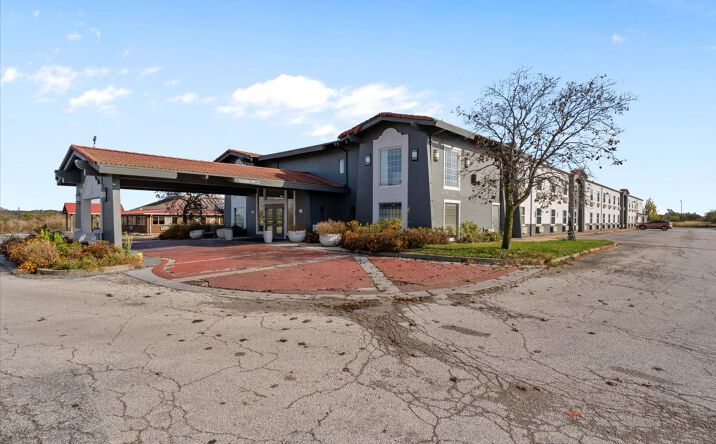 Pictures of Hospitality property located at 5450 27th St, Moline, IL 61265 for sales - image #1