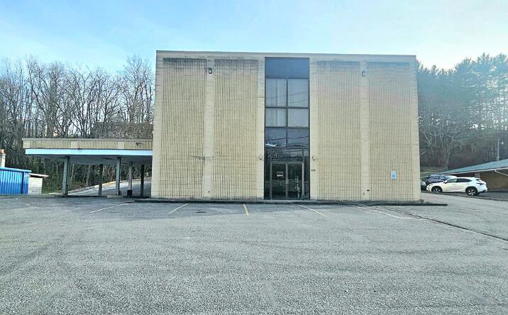 Pictures of Mixed Use, Office property located at 1656 Fincastle Tpke., Tazewell, VA 24651 for sales - image #1