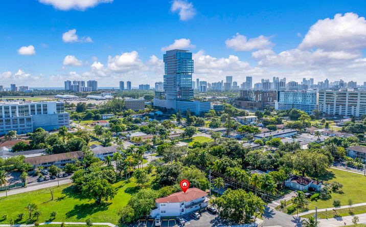 Pictures of Multifamily property located at 119 SE 9th St, Hallandale Beach, FL 33009 for sales - image #1