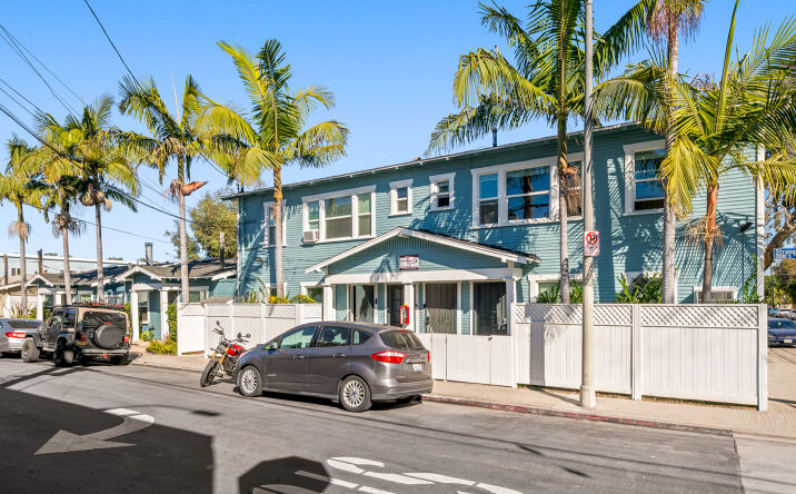 Pictures of Multifamily property located at 2008 Strongs Dr, Los Angeles, CA 90291 for sales - image #1