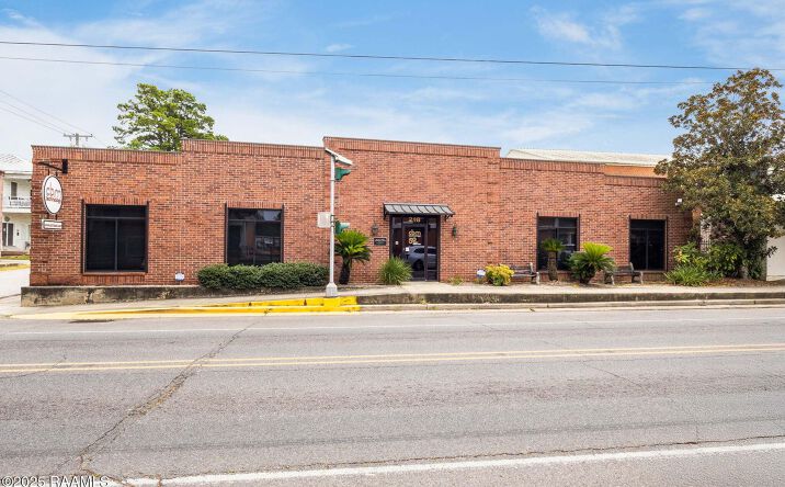 Pictures of Office property located at 218 E Bridge St, Breaux Bridge, LA 70517 for sales - image #1