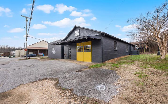 Pictures of Retail, Industrial property located at 23 Second Ave, Huntingdon, TN 38344 for sales - image #1