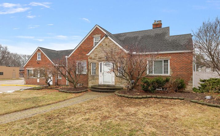 Pictures of Office property located at 18200 13 Mile Road, Roseville, MI 48066 for sales - image #1