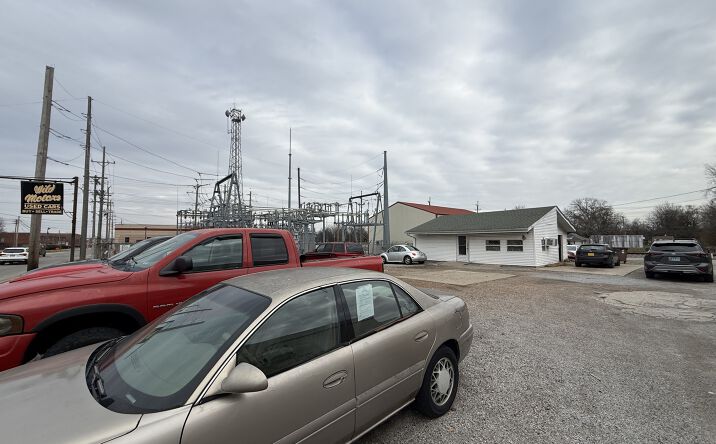 Pictures of Retail, Office, Self Storage, Special Purpose, Business for Sale property located at 327 N Illinois Avenue, Carbondale, IL 62901 for sales - image #1
