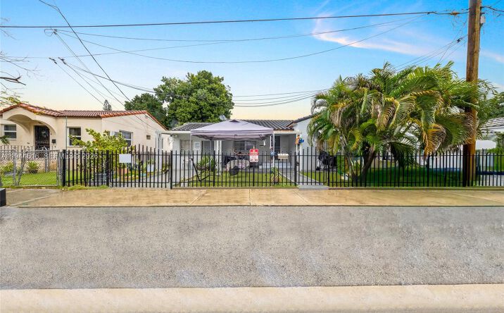Pictures of Multifamily property located at 943 SW 9th Ave, Miami, FL 33130 for sales - image #1
