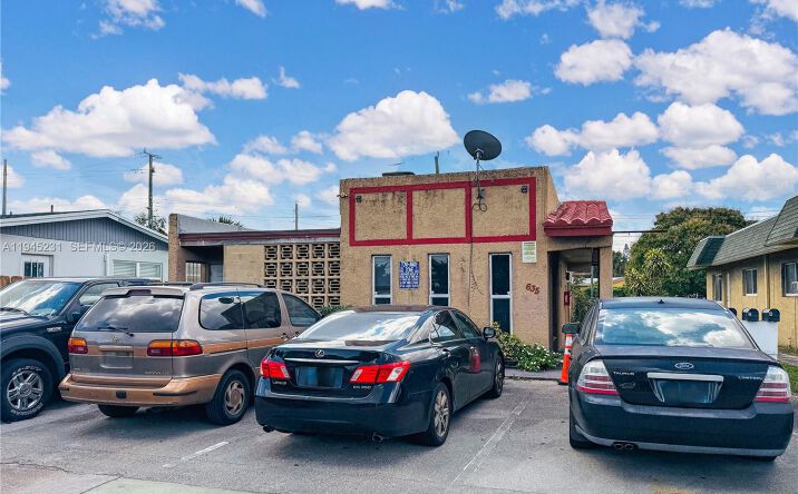 Pictures of Multifamily property located at 635 NW 22nd Rd, Fort Lauderdale, FL 33311 for sales - image #1