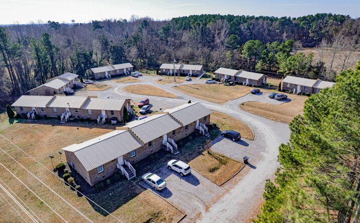 Pictures of Multifamily property located at 118 Warrenton Village Dr, Warrenton, NC 27589 for sales - image #1