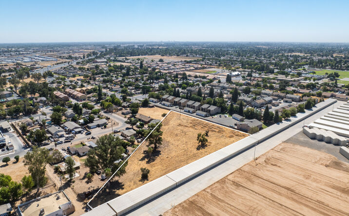Pictures of Land property located at 5595 W Shaw Ave, Fresno, CA 93722 for sales - image #1