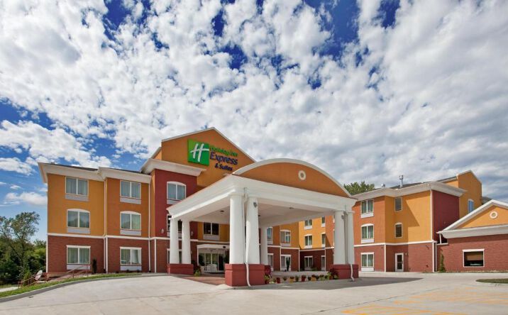 Pictures of Hospitality property located at 8551 Blue Pkwy, Kansas City, MO 64133 for sales - image #1