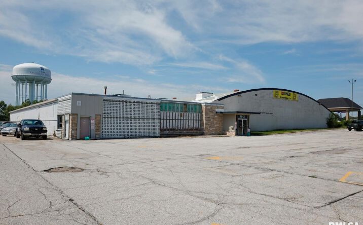 Pictures of Retail property located at 3812 N HARRISON Street, Davenport, IA 52806 for sales - image #1