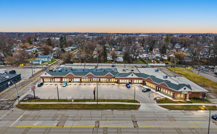 Pictures of Retail property located at 1052 – 1072 W Huron St, Waterford, MI 48328 for sales - image #1