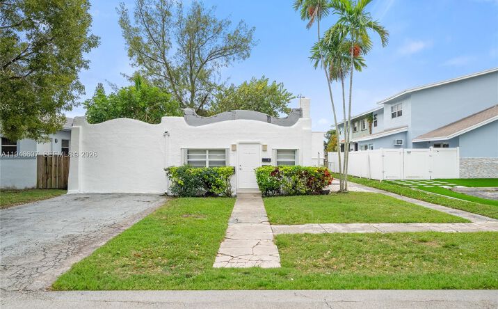 Pictures of Multifamily property located at 1726 Roosevelt St, Hollywood, FL 33020 for sales - image #1