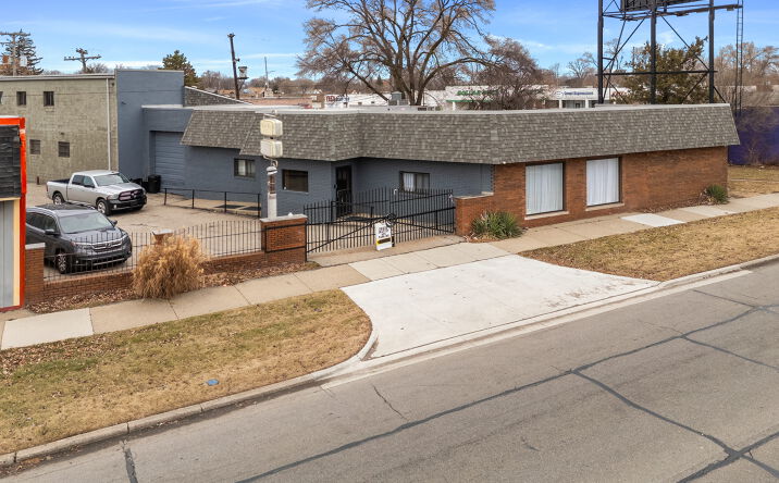 Pictures of Retail property located at 24935 Gratiot Ave, Eastpointe, MI 48021 for sales - image #1