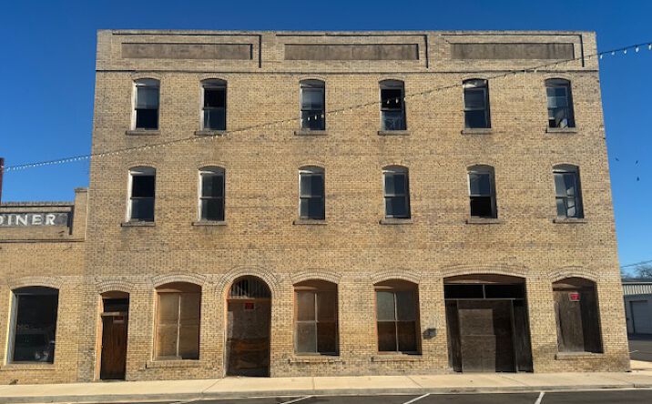 Pictures of Hospitality, Mixed Use property located at 111 NE 2nd St, Smithville, TX 78957 for sales - image #1