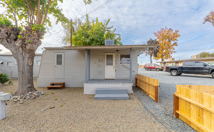 Pictures of Mobile Home Park property located at 858 S Valencia Blvd, Woodlake, CA 93286 for sales - image #1
