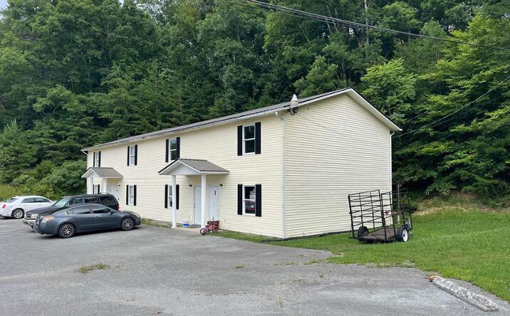 Pictures of Multifamily property located at 90 Emily Dr, Calvin, KY 40813 for sales - image #1