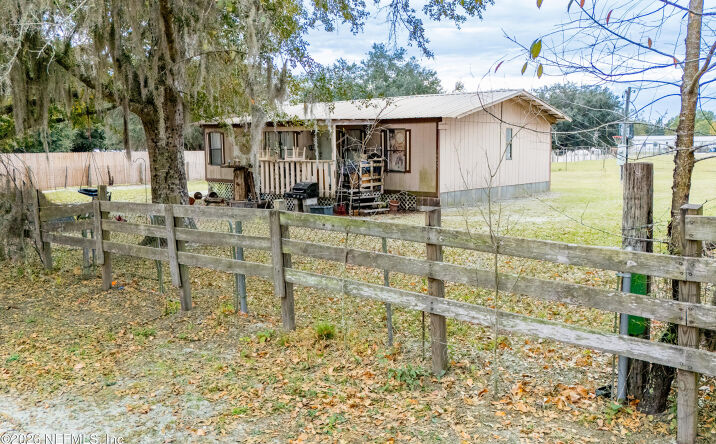 Pictures of Multifamily property located at 10427 SW 113TH Avenue, Brooker, FL 32622 for sales - image #1