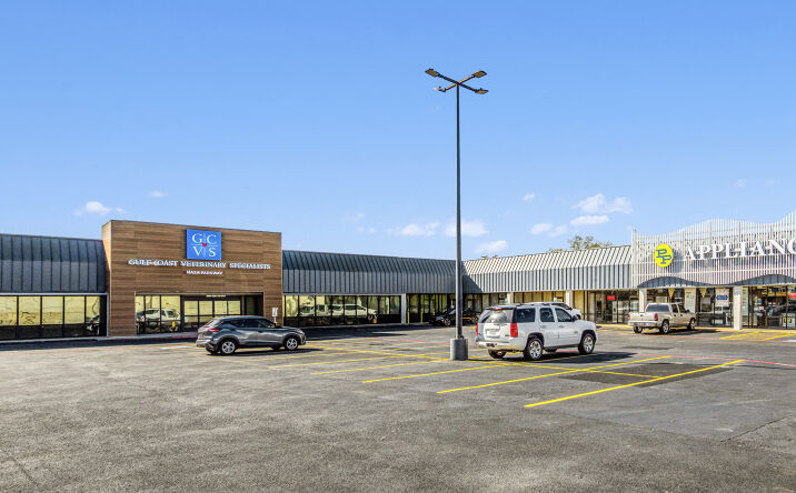 Pictures of Retail property located at 20610 Gulf Fwy, Webster, TX 77598 for sales - image #1