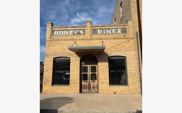 Pictures of Retail property located at 109 NE 2nd St, Smithville, TX 78957 for sales - image #1
