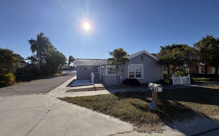 Pictures of Retail property located at 4707 Pine Island Rd NW, Matlacha, FL 33993 for sales - image #1
