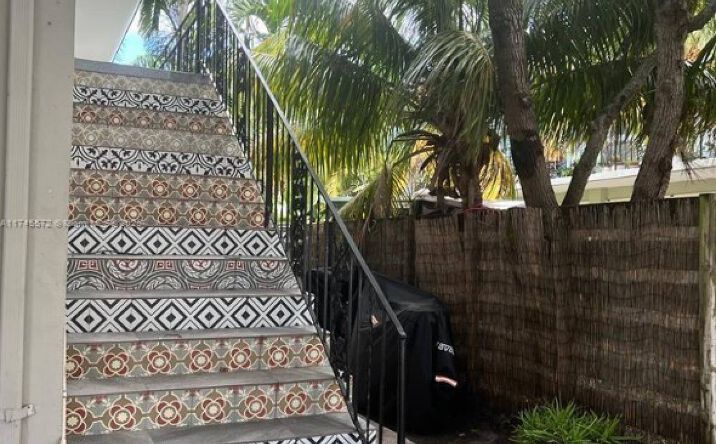 Pictures of Multifamily property located at 7035 Rue Granville, Miami Beach, FL 33141 for sales - image #1