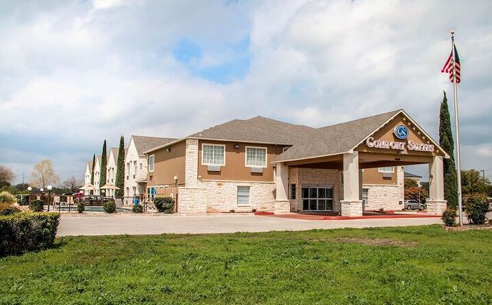 Pictures of Hospitality property located at 1489 I 35 N Frontage Rd, New Braunfels, TX 78130 for sales - image #1