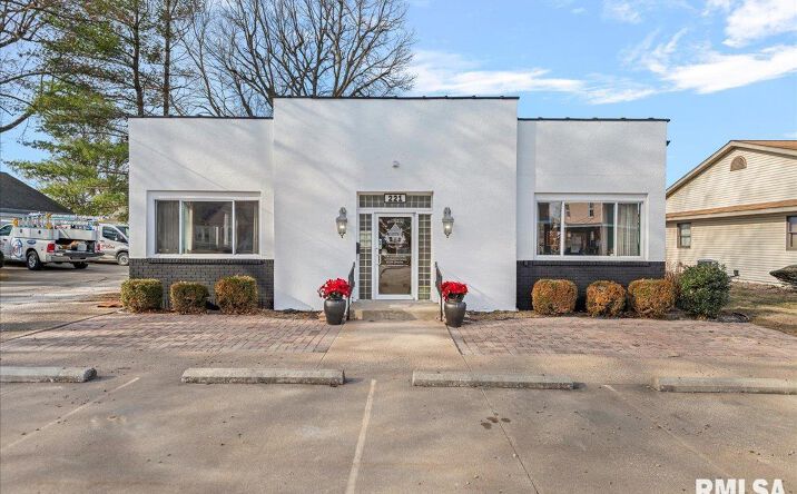 Pictures of Land property located at 221 S MONROE Street, Pittsfield, IL 62363 for sales - image #1