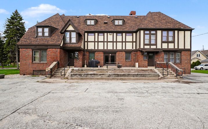 Pictures of Hospitality, Mixed Use, Multifamily property located at 302 N Tuscola Rd, Bay City, MI 48708 for sales - image #1