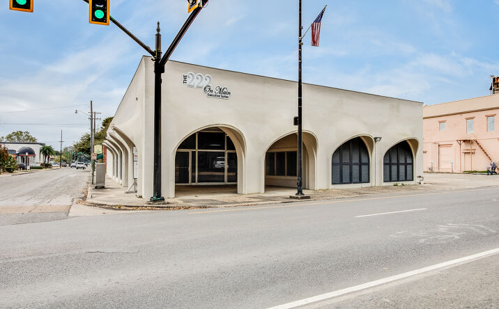 Pictures of Office property located at 222 E Main St, New Iberia, LA 70560 for sales - image #1