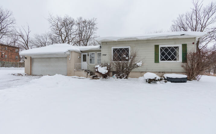 Pictures of Retail property located at 5062 Lee Rd, Maple Heights, OH 44137 for sales - image #1